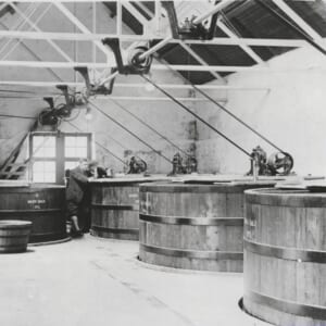 ミルバーン蒸留所タンルーム（1920年頃）